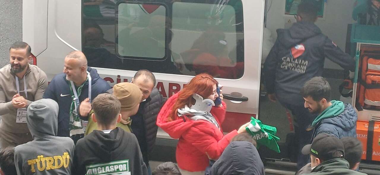 Muğlasporlu Semih’in Vurduğu Top Tribüne Gitti, Genç Kıza Formasını Hediye Etti 3